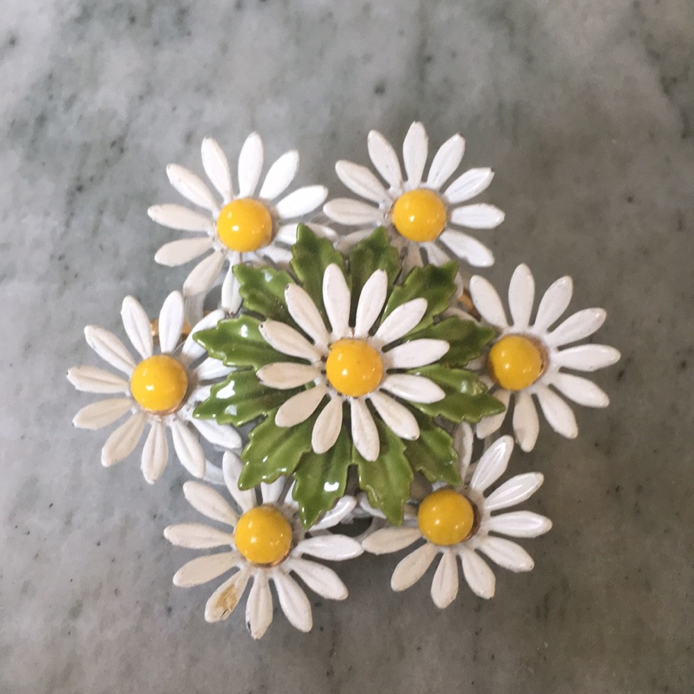 Daisy pin